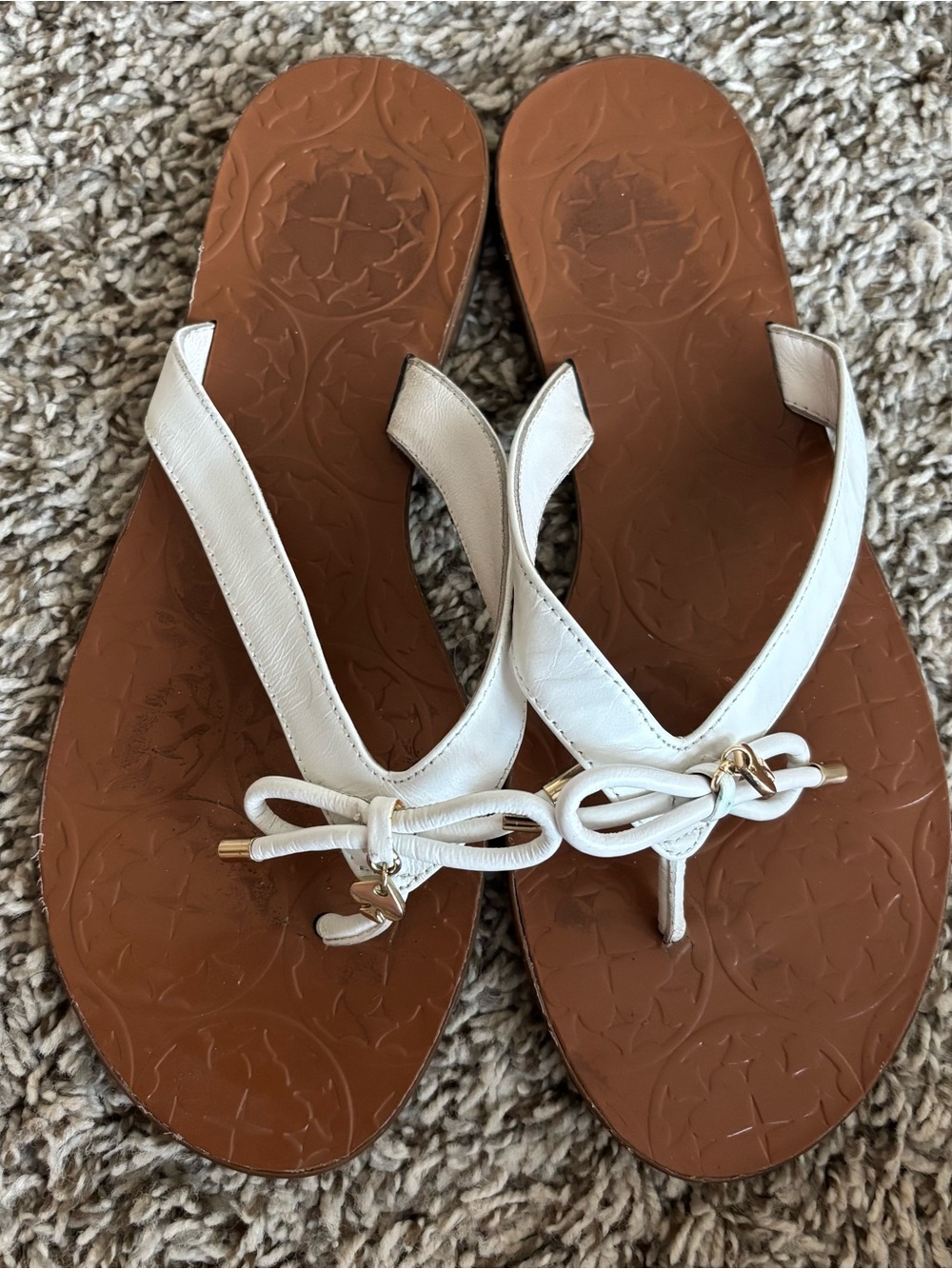 kate spade White Bow Thong Sandals with Gold Accents 7.5 m